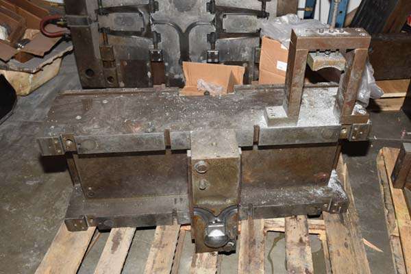 Used DME Model: DC-1215-A-HD 1215 Inch Heavy Duty, Double Unit, Cold Chamber Aluminum master unit die holder