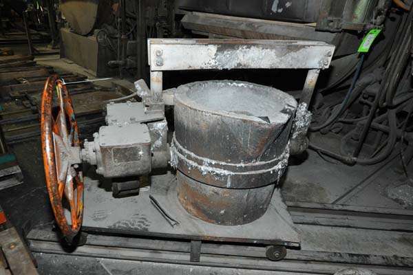 Used Modern Equipment Model: MEC-650 650 Pound Capacity Hand-Wheel Tilting Transfer Ladle for Molten Aluminum Alloys