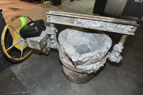 Used Modern Equipment Model: MEC-650 650 Pound Capacity Hand-Wheel Tilting Transfer Ladle for Molten Aluminum Alloys