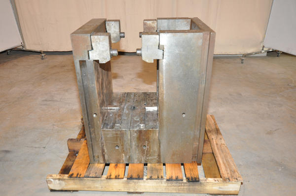 Used DME Model: DCS-1518-A-HD 1518 inch Heavy Duty, Single Unit, Cold Chamber Aluminum master unit die holder