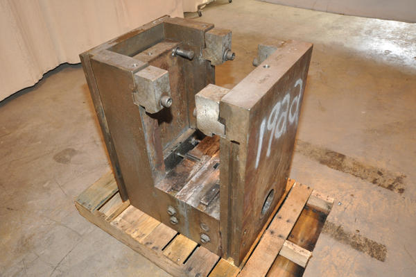 Used DME Model: DCS-1518-A-HD 1518 inch Heavy Duty, Single Unit, Cold Chamber Aluminum master unit die holder