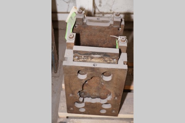 Used DME Model: DCS-1215-A 1215 inch Heavy Duty, Double Unit, Cold Chamber Aluminum master unit die holder