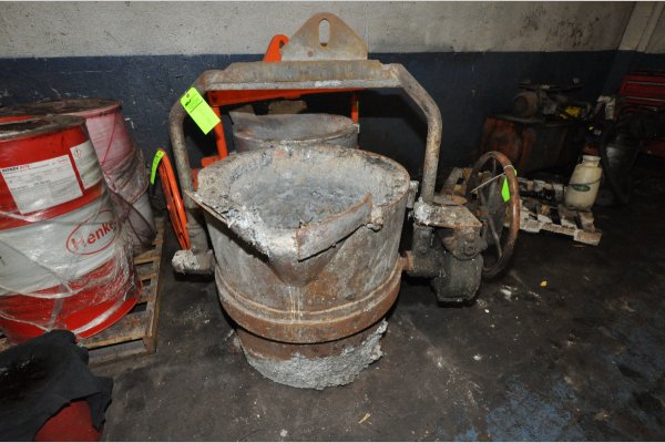 Used Modern Equipment Model: MEC-650 650 Pound Capacity Hand-Wheel Tilting Transfer Ladle for Molten Aluminum Alloys