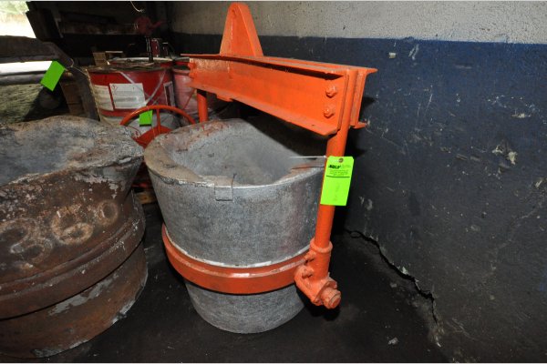 Used Modern Equipment Model: MEC-650 650 Pound Capacity Hand-Wheel Tilting Transfer Ladle for Molten Aluminum Alloys