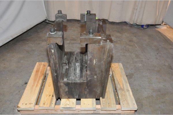 Used DME Model: DCS-1518-A 1518 Inch Standard Duty, Single Unit, Cold Chamber Aluminum master unit die holder