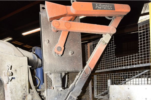 Used Advance Products Model: SL 800-O (Operator Side) 25 Pound Pour Capacity Multi-Link High Speed Automatic Ladle for Non-Ferrous Aluminum and Brass Die Casting and Foundry Operations
