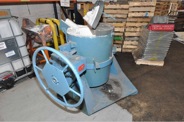 Used Modern Equipment Model: 5230-5420-3 500 Pound Capacity Hand-Wheel Tilting Transfer Ladle for Molten Aluminum Alloys