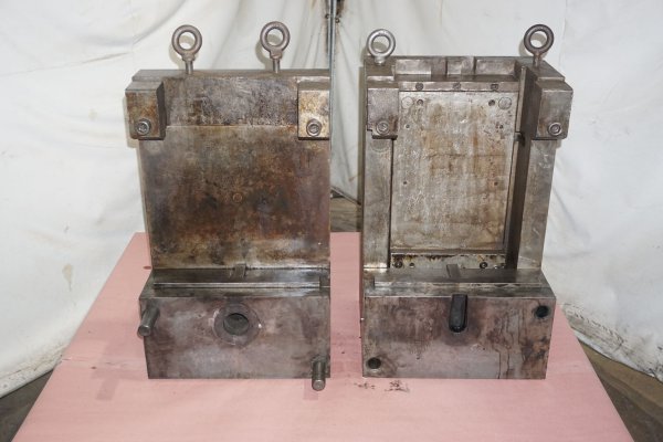 Used DME Model: DCS-1518-A-HD 1518 inch Heavy Duty, Single Unit, Cold Chamber Aluminum master unit die holder