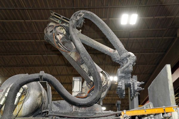 Used ABB Model: IRB 4600 IRB 4600 Kilogram Six Axis Foundry Rated Industrial Robot with Extractor Package/Gripper for Extracting Die Castings